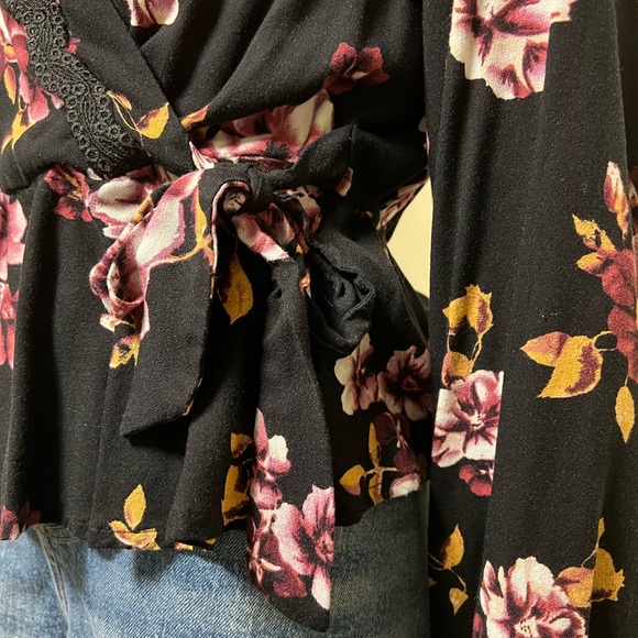 Black floral blouse with lace trim and V-neck - Size S - Picture 10 of 11